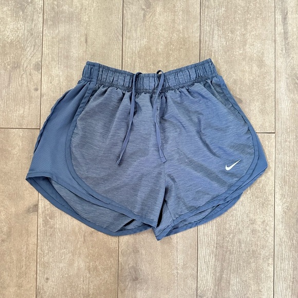 Nike XS women’s dri fit atetuc Running Shorts - Picture 1 of 9